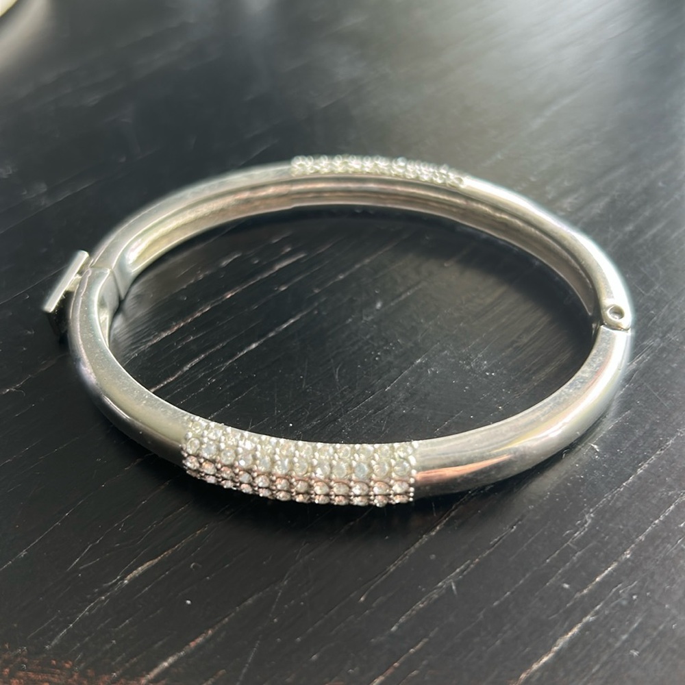 VINCE CAMUTO CLEAR CRYSTAL LOCKING BANGLE BRACELET SILVER TONE